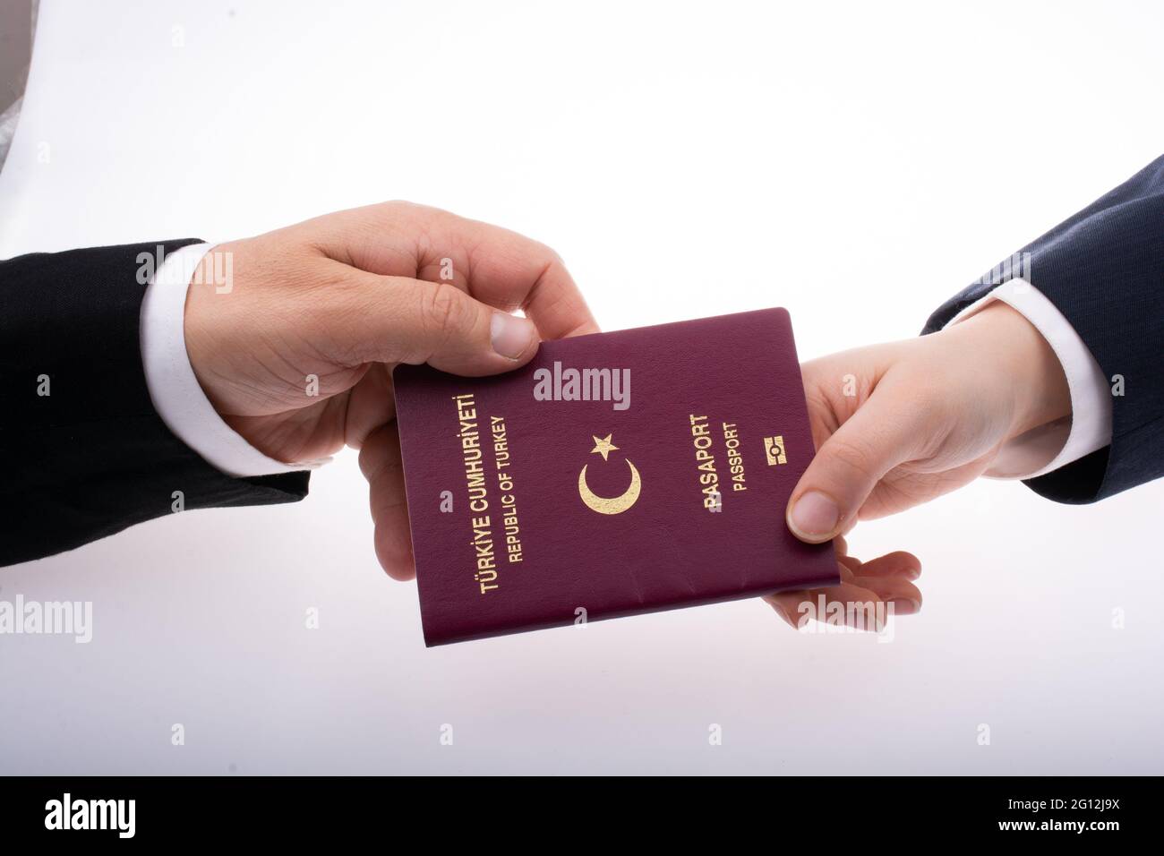Nuovo passaporto turco. Viaggi, turismo, emigrazione e controllo dei passaporti concep. Foto Stock