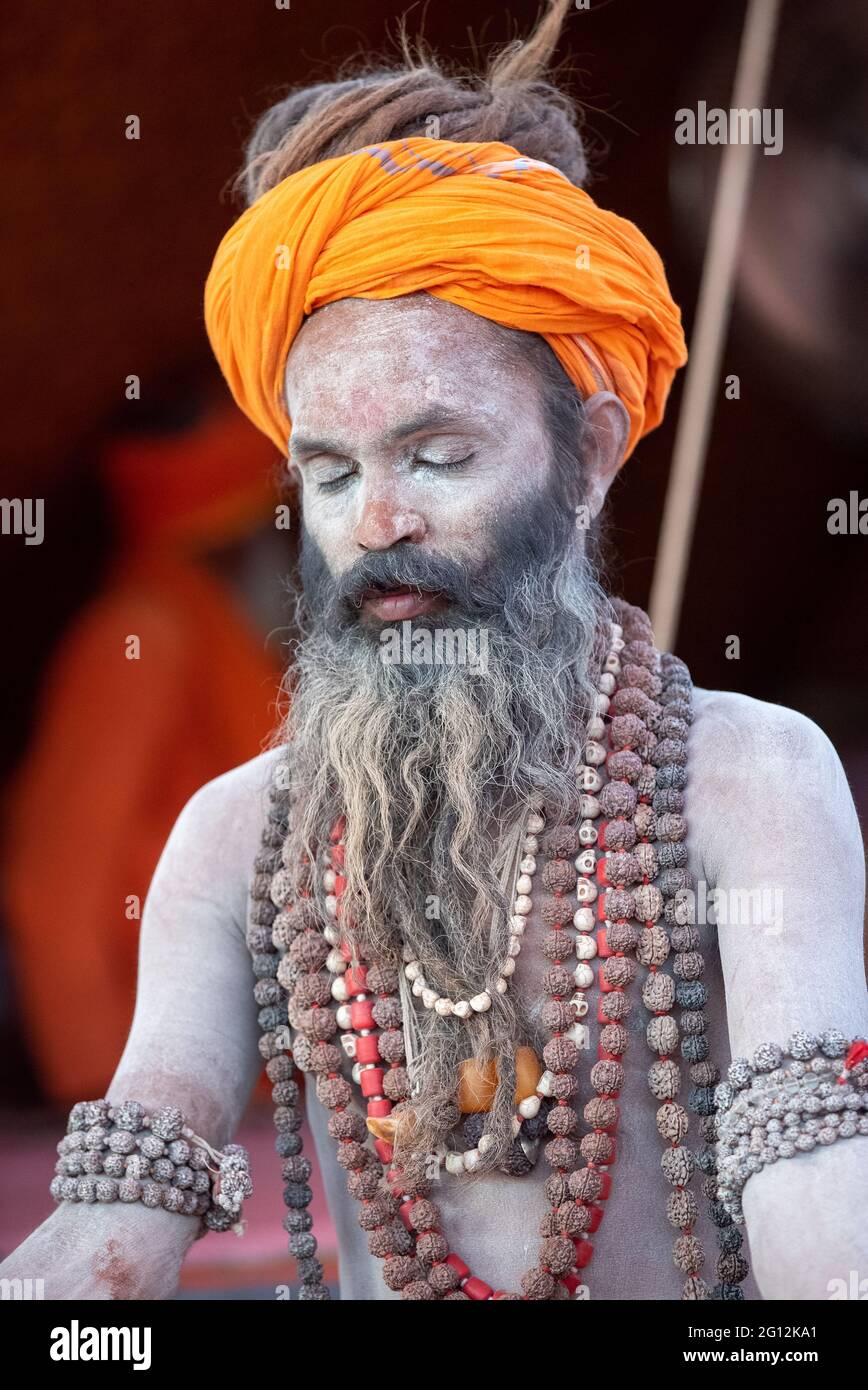 Haridwar, Uttarakhand, India 12 aprile 2021. I Santi Indiani nel loro modo tradizionale di YOG Mudra, meditando. Seduta in silenzio come parte dell'iniziazione di nuovo sadhus durante Kumbha Mela. Il Sadhus di Naga. Foto Stock