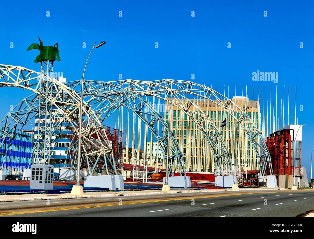 Posti di bandiera e costruzione al di fuori dell'ambasciata americana a l'Avana, Cuba Foto Stock