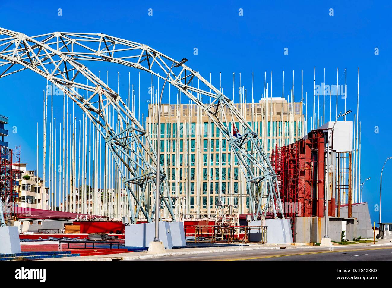 Posti di bandiera e costruzione al di fuori dell'ambasciata americana a l'Avana, Cuba Foto Stock