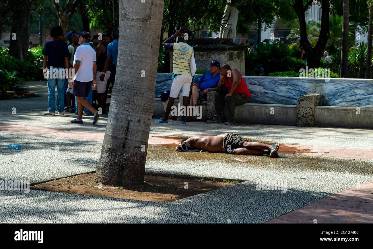La persona è crollata nel centro di Parque, l'Avana, Cuba Foto Stock