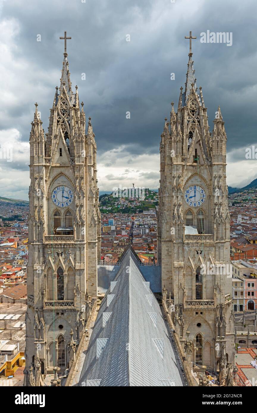 Basilica del voto nazionale torri in verticale, Quito, Ecuador. Foto Stock