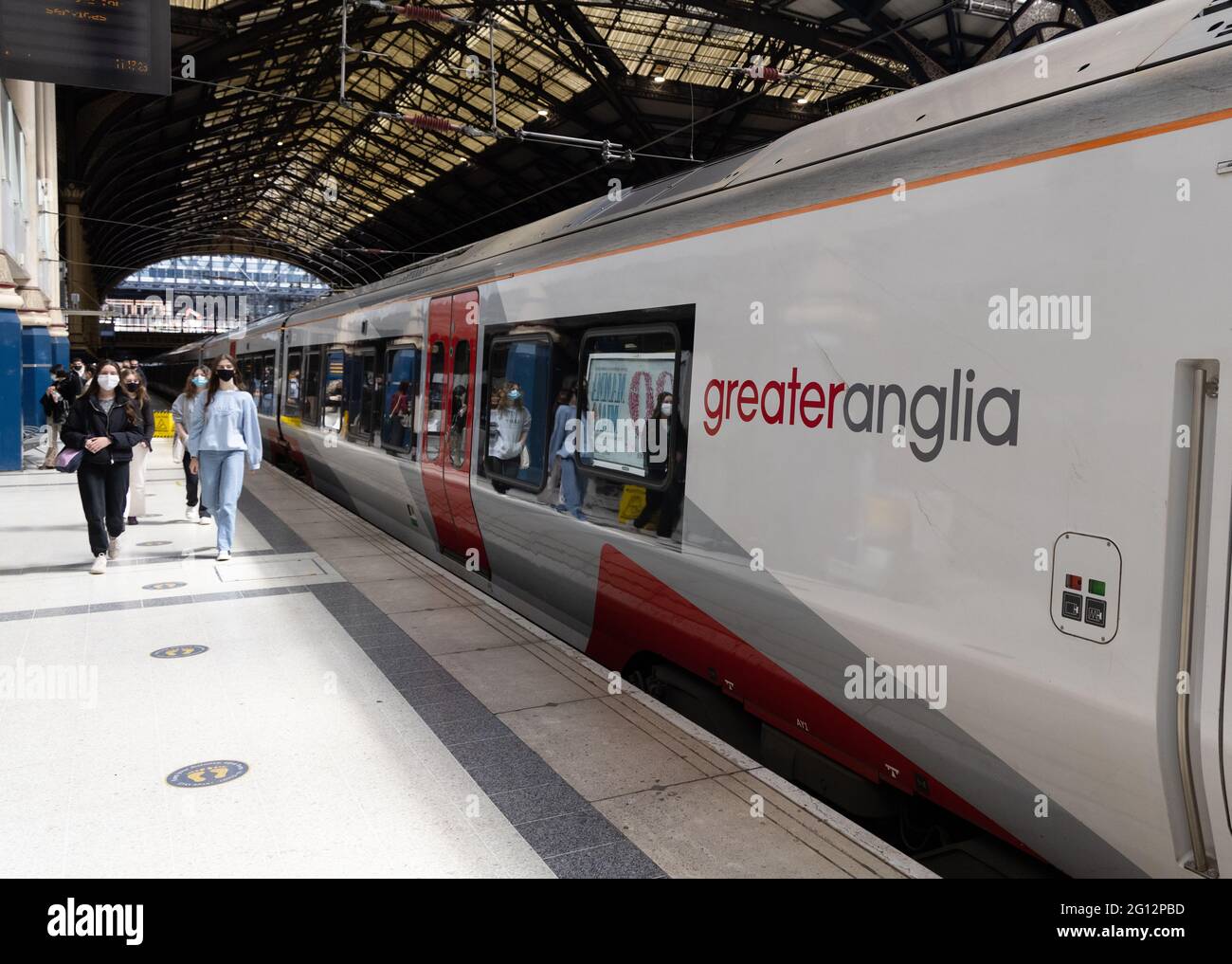 Greater Anglia train - passeggeri che sbarcano sul binario, stazione di Liverpool Street da un Greater Anglia train, Londra UK Foto Stock