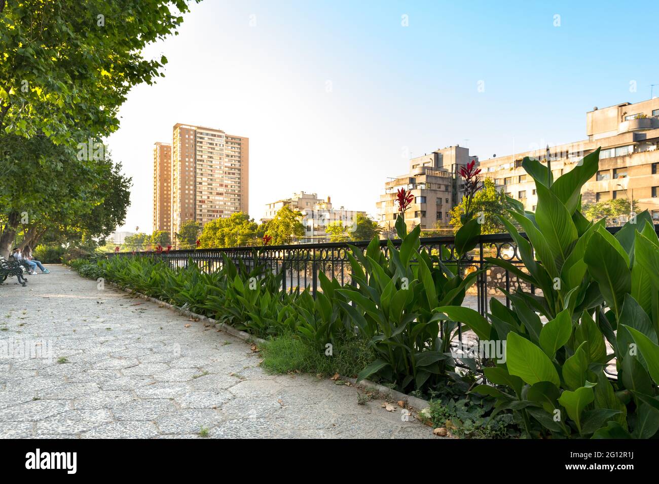 Paesaggio urbano del fiume Mapocho nel centro di Santiago. Foto Stock