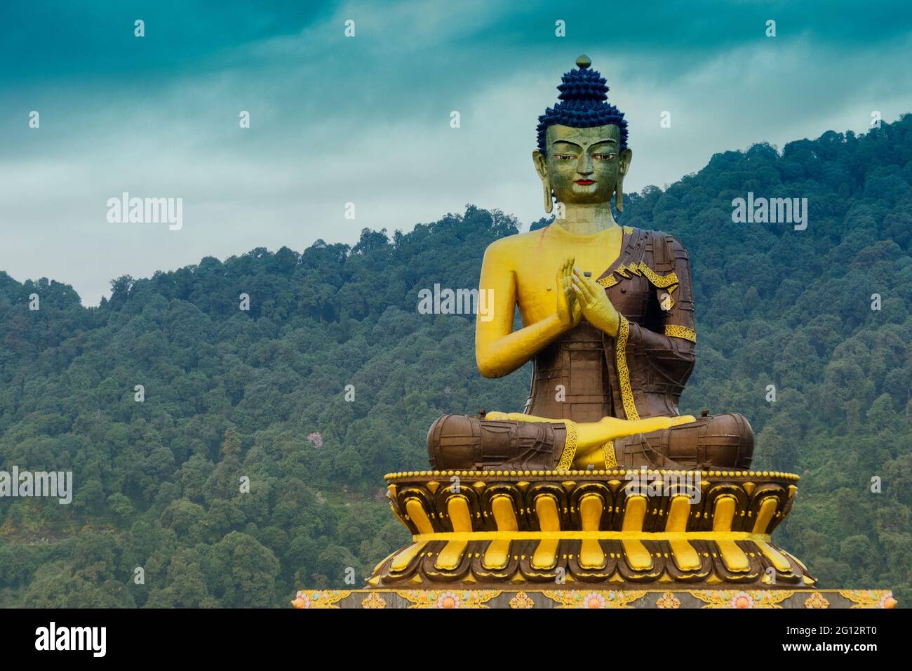 Bella statua enorme di Buddha Signore, a Rabangla , Sikkim , India. Circondato dai Monti Himalayani. Si chiama Buddha Park - un popolare turista a. Foto Stock