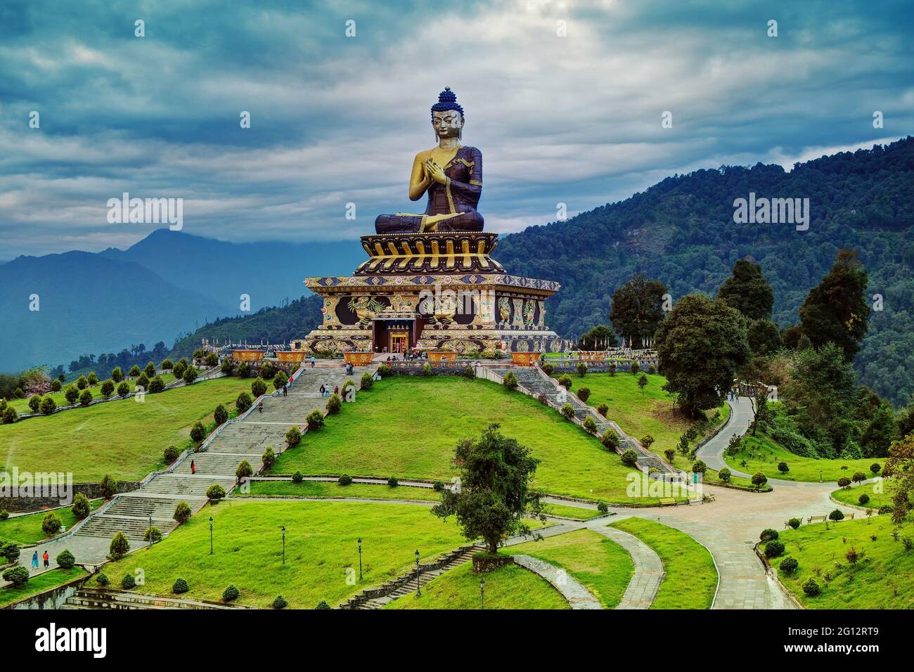 Bella statua enorme del Signore Buddha, a Rabangla , Sikkim , India. Circondato dai Monti Himalayani, si chiama Buddha Park - un luogo turistico. Foto Stock