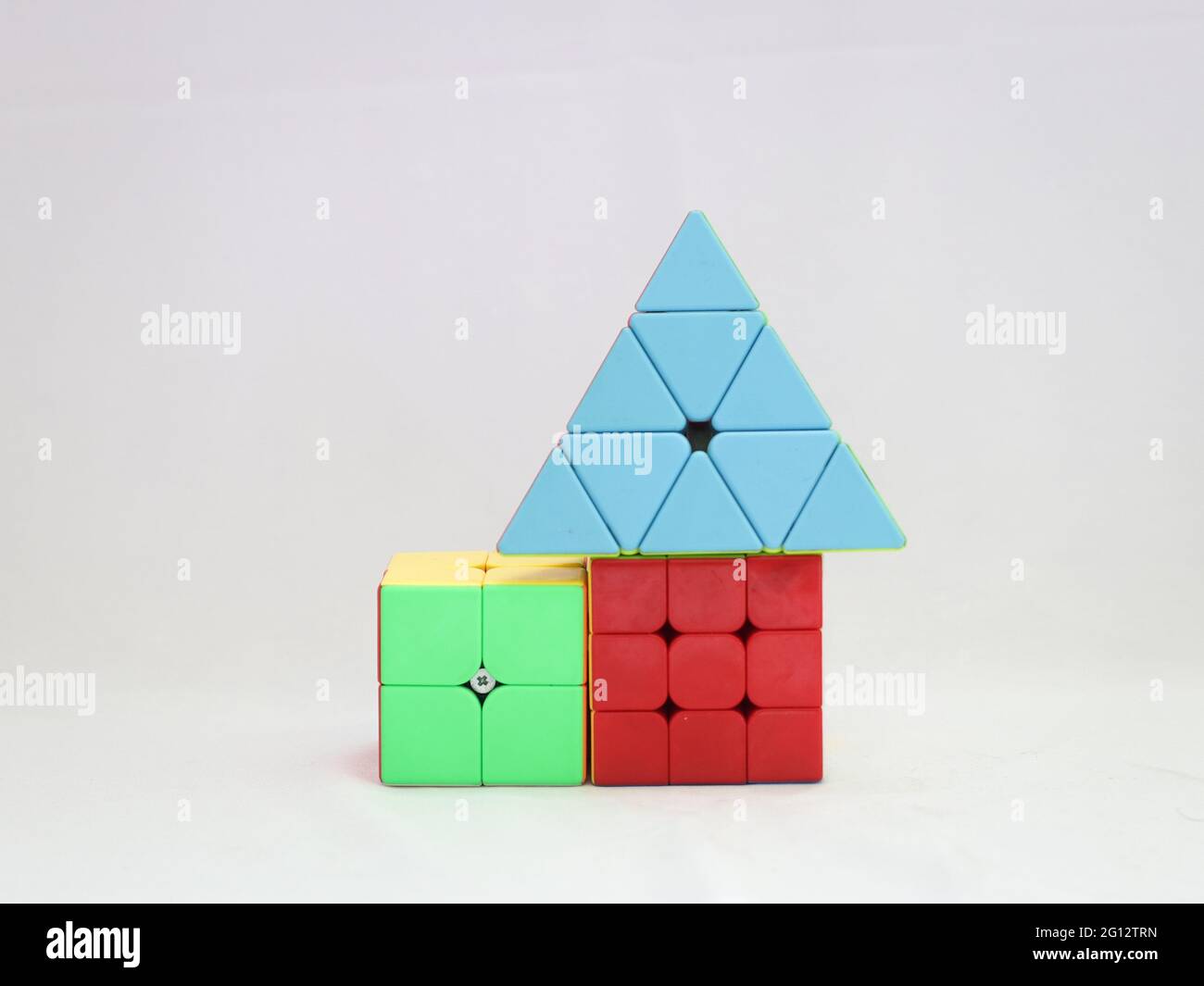 Il cubo di Rubik in una forma di una piramide isolata su sfondo bianco Foto  stock - Alamy