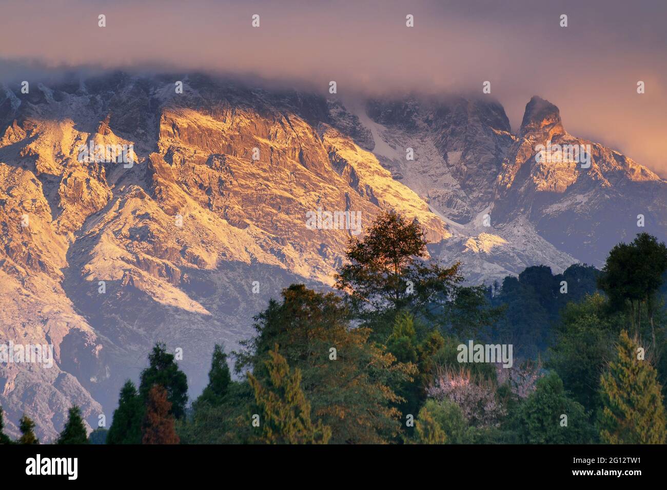 Splendida vista sulle montagne dell'Himalaya a Ravangla, Sikkim. Himalaya è la grande catena montuosa in Asia con più di 50 cime , per lo più più alte Foto Stock