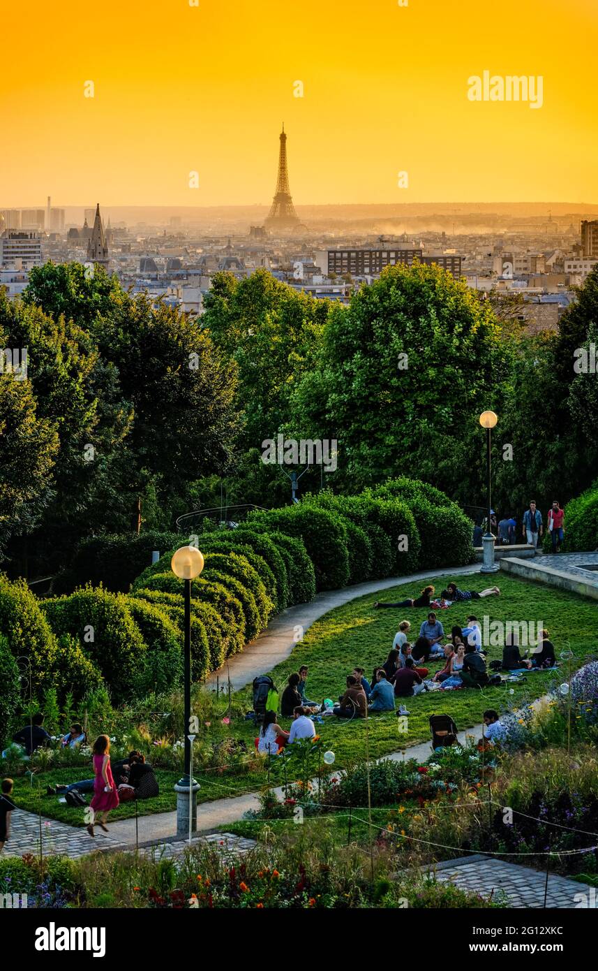 FRANCIA. PARIGI (75). TRAMONTO NEL PARCO BELLEVILLE E LA TORRE EIFFEL. Foto Stock