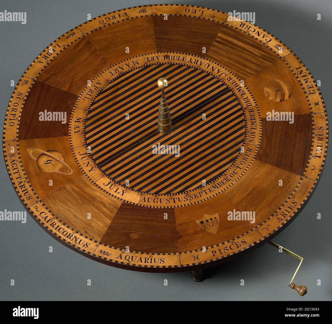 Telaio planetario, Tellurio, Lunarium. Dispositivo con cui si può proporre il movimento di sole, terra, luna e pianeti. Il telaio è un tavolo su quattro gambe corte con una sedia a rotelle in ottone sotto il piano del tavolo da cui può scorrere un'asta sulla quale può essere fatto scorrere un rigonfiamento (-4). Ci sono nomi e simboli di rappresentazione a stella e i dodici mesi sul tavolo. In posizione centrale, un treppiede passo-passo. Questo include il sole (una sfera dorata: -5). Foto Stock