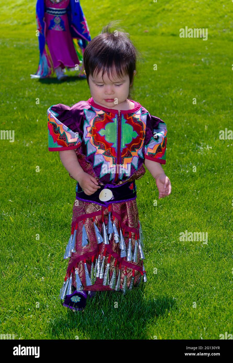 Canadian First Nations bambino in abiti tradizionali, Toronto, Canada Foto Stock