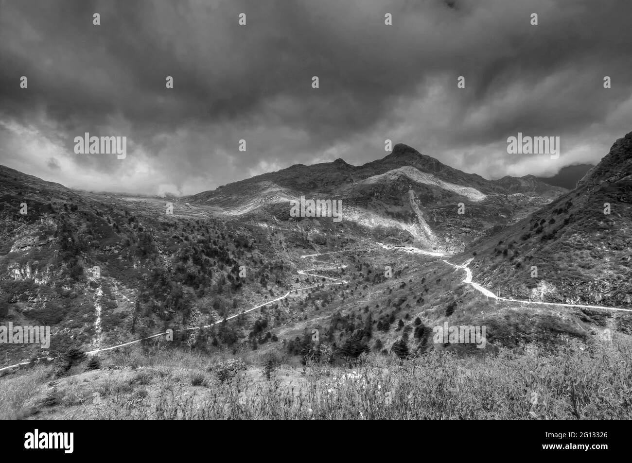 Belle famose strade curvy sulla vecchia Via della Seta, la strada commerciale della Seta tra Cina e India, Sikkim, immagine in bianco e nero Foto Stock