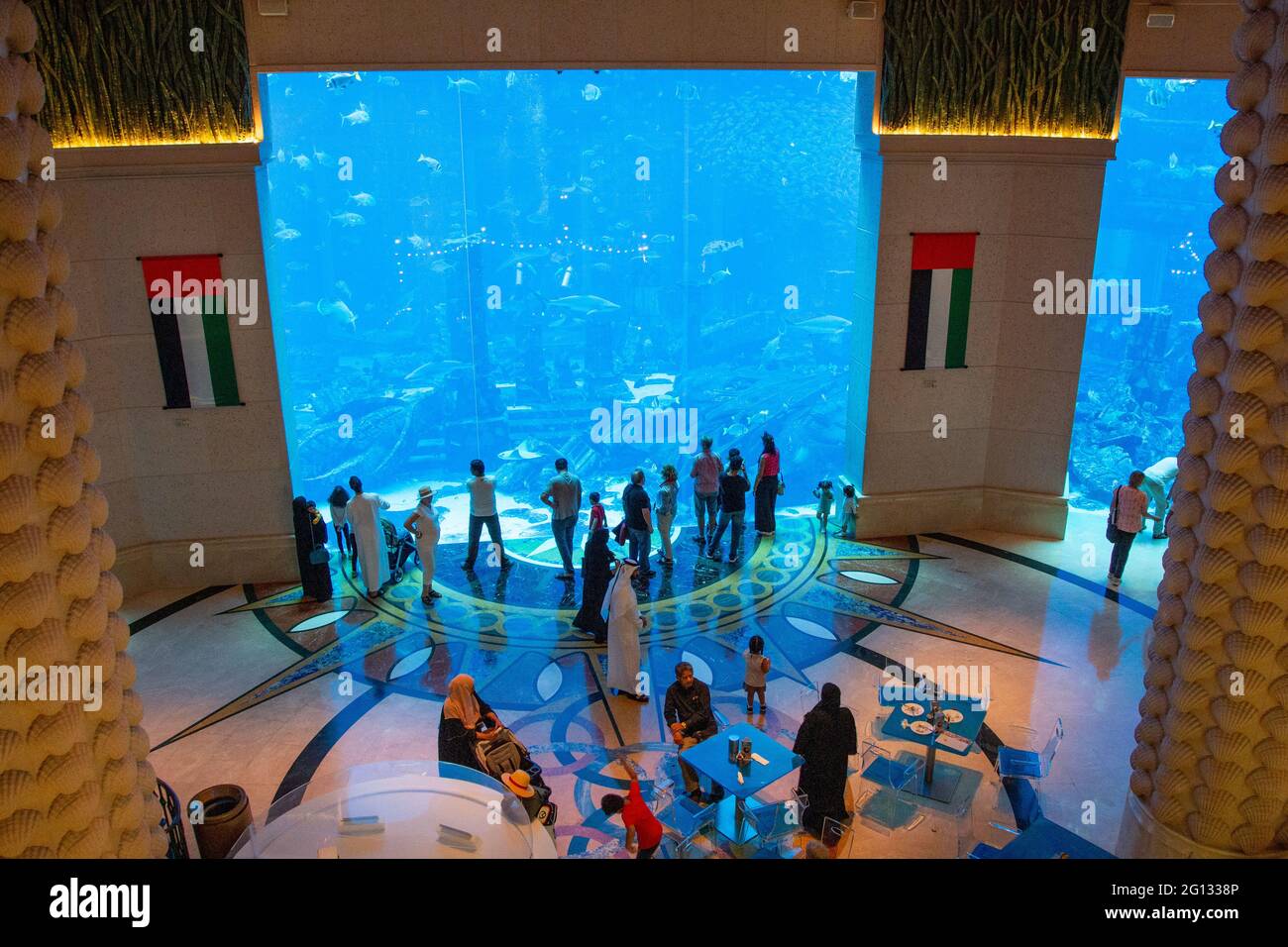 Gli ospiti dell'hotel nella lobby del lussuoso Atlantis Resort a Dubai. 2.Dec. 2018 Foto Stock