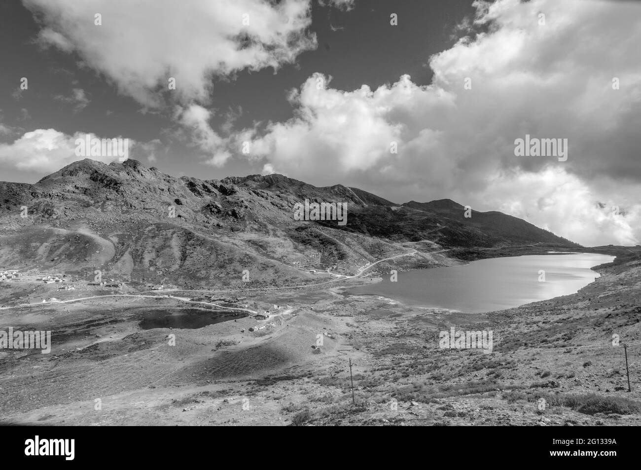 Elephant Lake, chiamato per la sua forma come un elefante sdraiato, remoto lago ad alta quota nella Kupup Valley, Sikkim. Catena montuosa dell'Himalaya, Sikkim, India Foto Stock