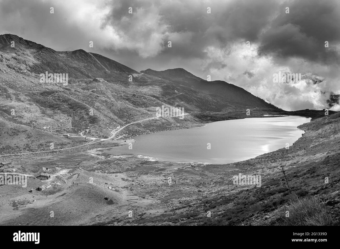 Elephant Lake, chiamato per la sua forma come un elefante sdraiato, remoto lago ad alta quota nella Kupup Valley, Sikkim. Catena montuosa dell'Himalaya, Sikkim, India Foto Stock