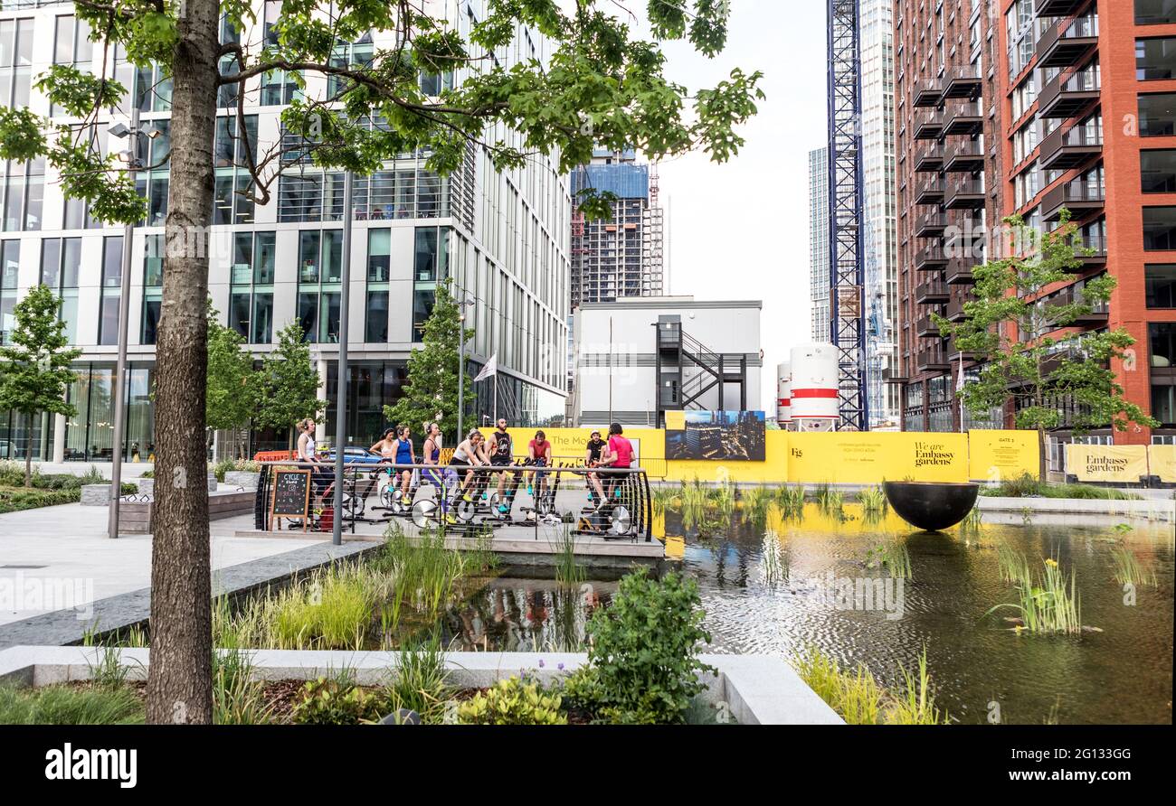Persone che lavorano fuori in una palestra esterna a Nine Elms Londra UK Foto Stock