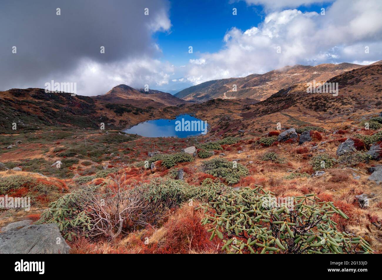 Vista dall'alto del lago Kalapokhri, Sikkim, catena montuosa dell'Himalaya, Sikkim - è uno dei bellissimi laghi remoti di Sikkim. Foto Stock