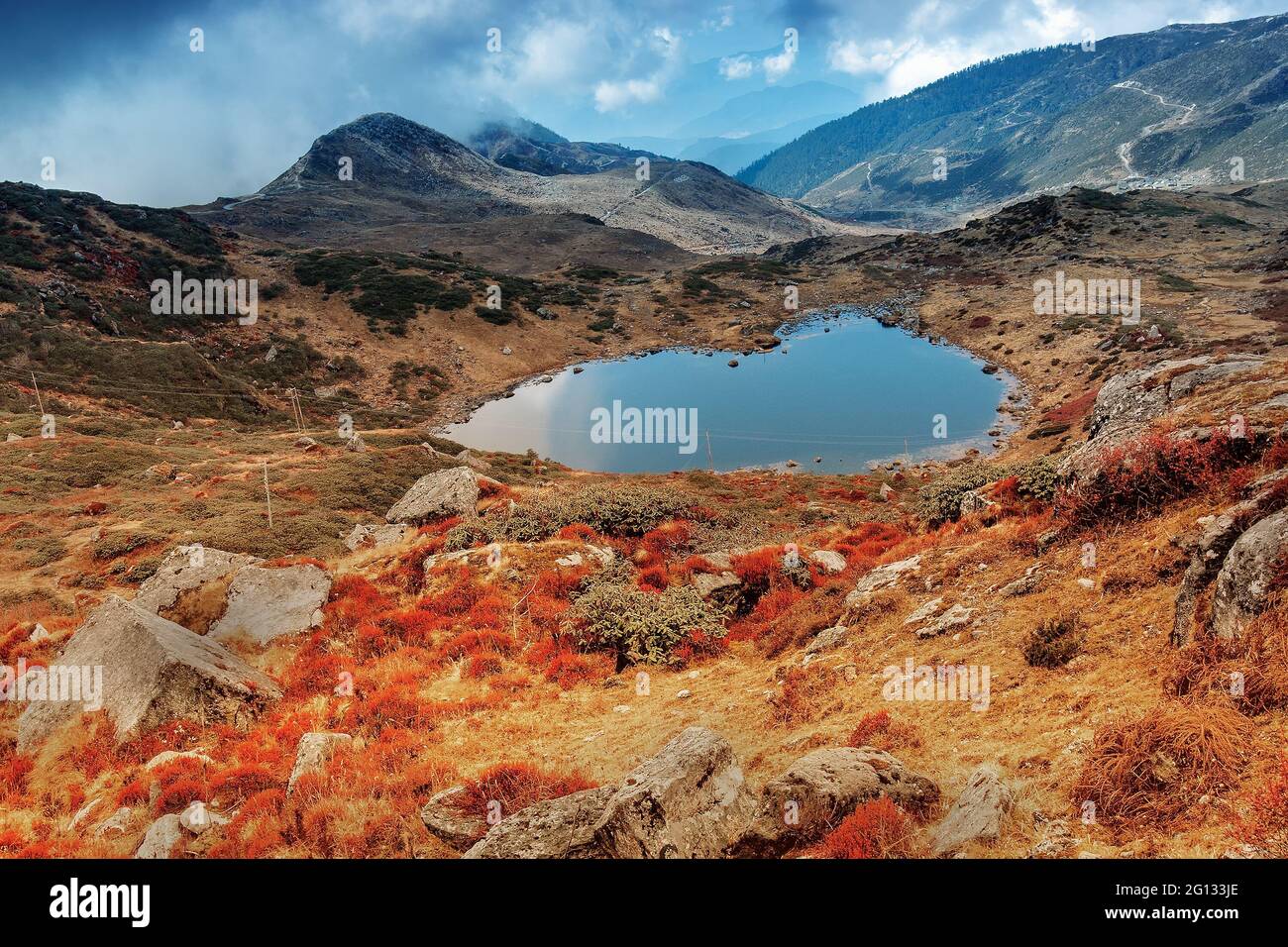 Vista dall'alto del lago Kalapokhri, Sikkim, catena montuosa dell'Himalaya, Sikkim - è uno dei bellissimi laghi remoti di Sikkim. Foto Stock