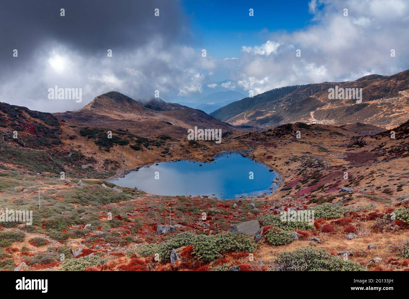 Vista dall'alto del lago Kalapokhri, Sikkim, catena montuosa dell'Himalaya, Sikkim - è uno dei bellissimi laghi remoti di Sikkim. Foto Stock