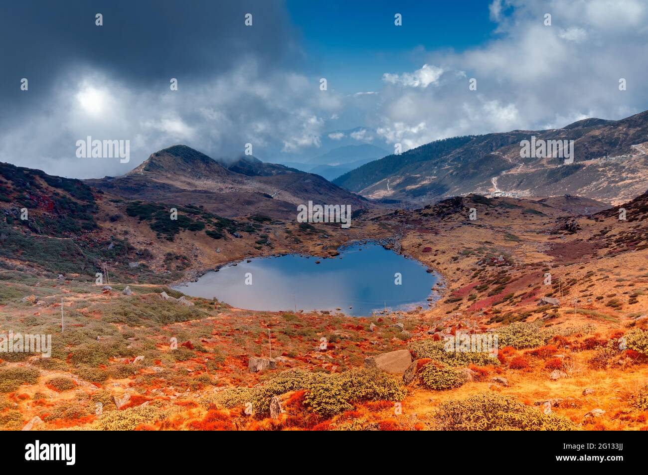 Vista dall'alto del lago Kalapokhri, Sikkim, catena montuosa dell'Himalaya, Sikkim - è uno dei bellissimi laghi remoti di Sikkim. Foto Stock