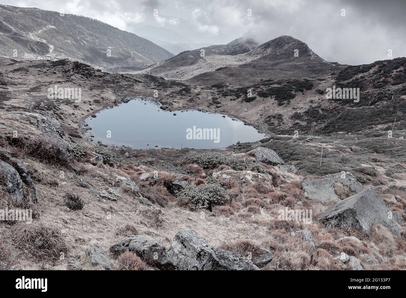 Vista invernale in bianco e nero del lago Kalapokhri, Sikkim, catena montuosa dell'Himalaya, Sikkim - è uno dei bellissimi laghi remoti di Sikkim. Foto Stock