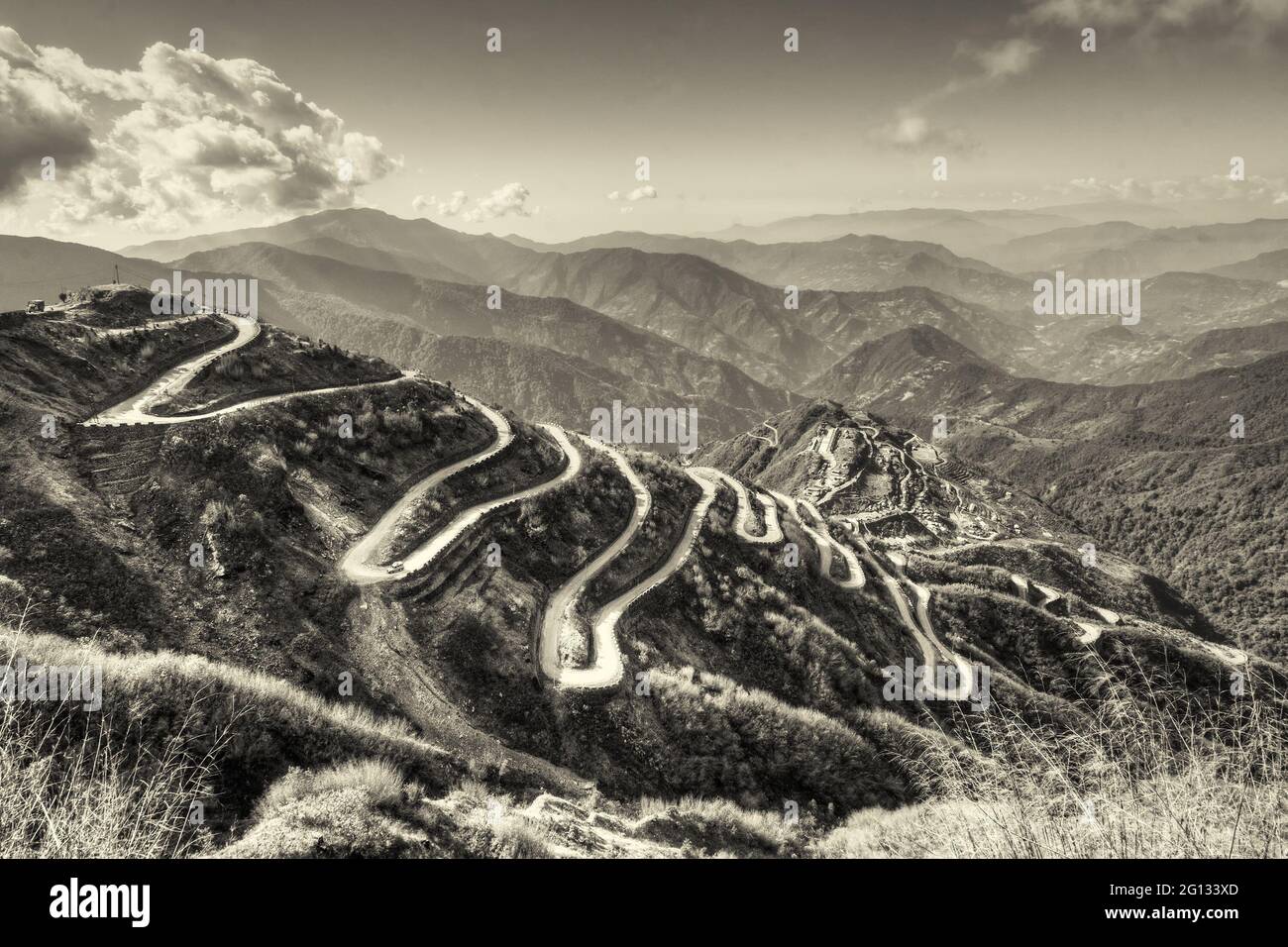 Belle strade curvy sulla vecchia Via della Seta, rotta commerciale della Seta tra Cina e India, immagine stock tinta, Sikkim Foto Stock