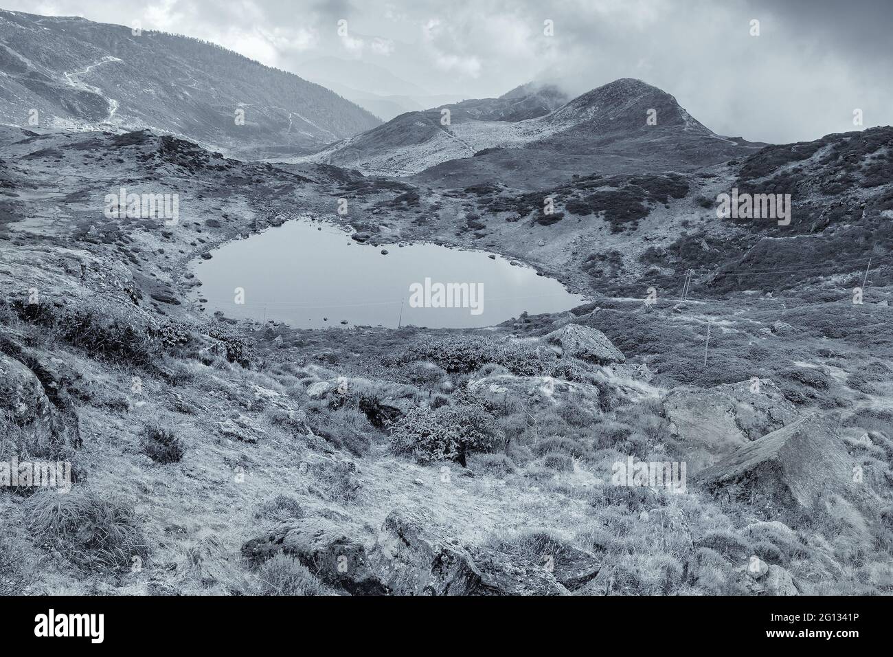 Vista invernale in bianco e nero del lago Kalapokhri, Sikkim, catena montuosa dell'Himalaya, Sikkim - è uno dei bellissimi laghi remoti di Sikkim. Foto Stock