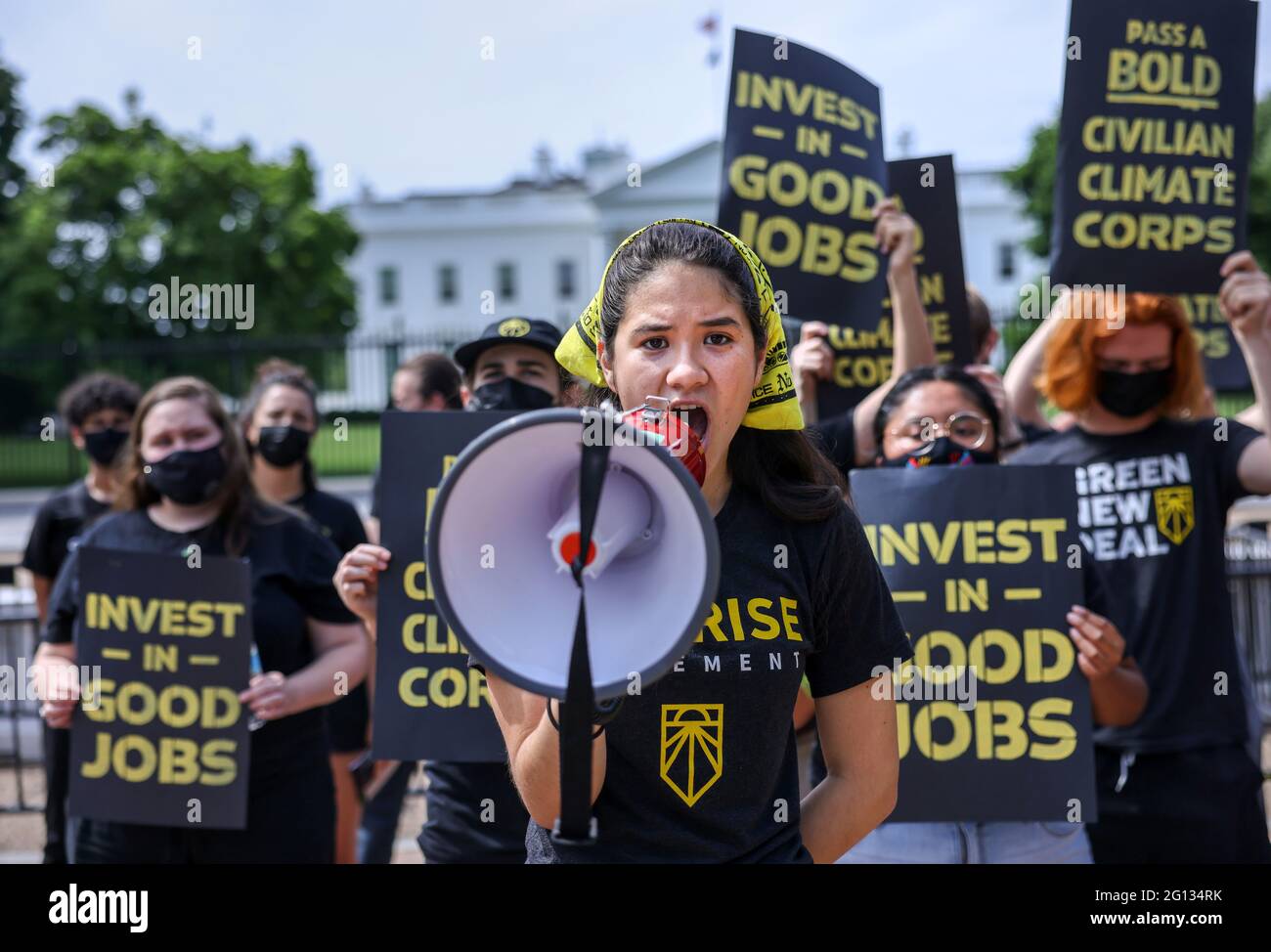 Audrey Lin canta durante una dimostrazione del movimento Sunrise fuori dalla Casa Bianca chiedendo azione sul cambiamento climatico e posti di lavoro verdi a Washington, Stati Uniti, 4 giugno 2021. REUTERS/Evelyn Hockstein Foto Stock