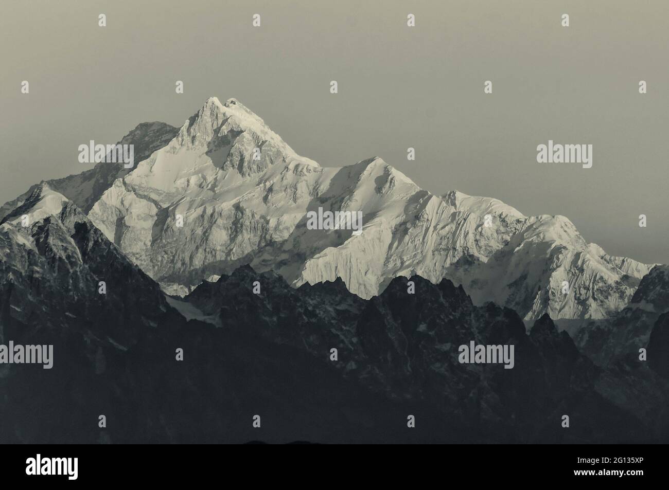 Bella prima luce dall'alba sul Monte Kanchenjugha, catena montuosa dell'Himalaya, Sikkim, India. Immagine stock colorata. Foto Stock