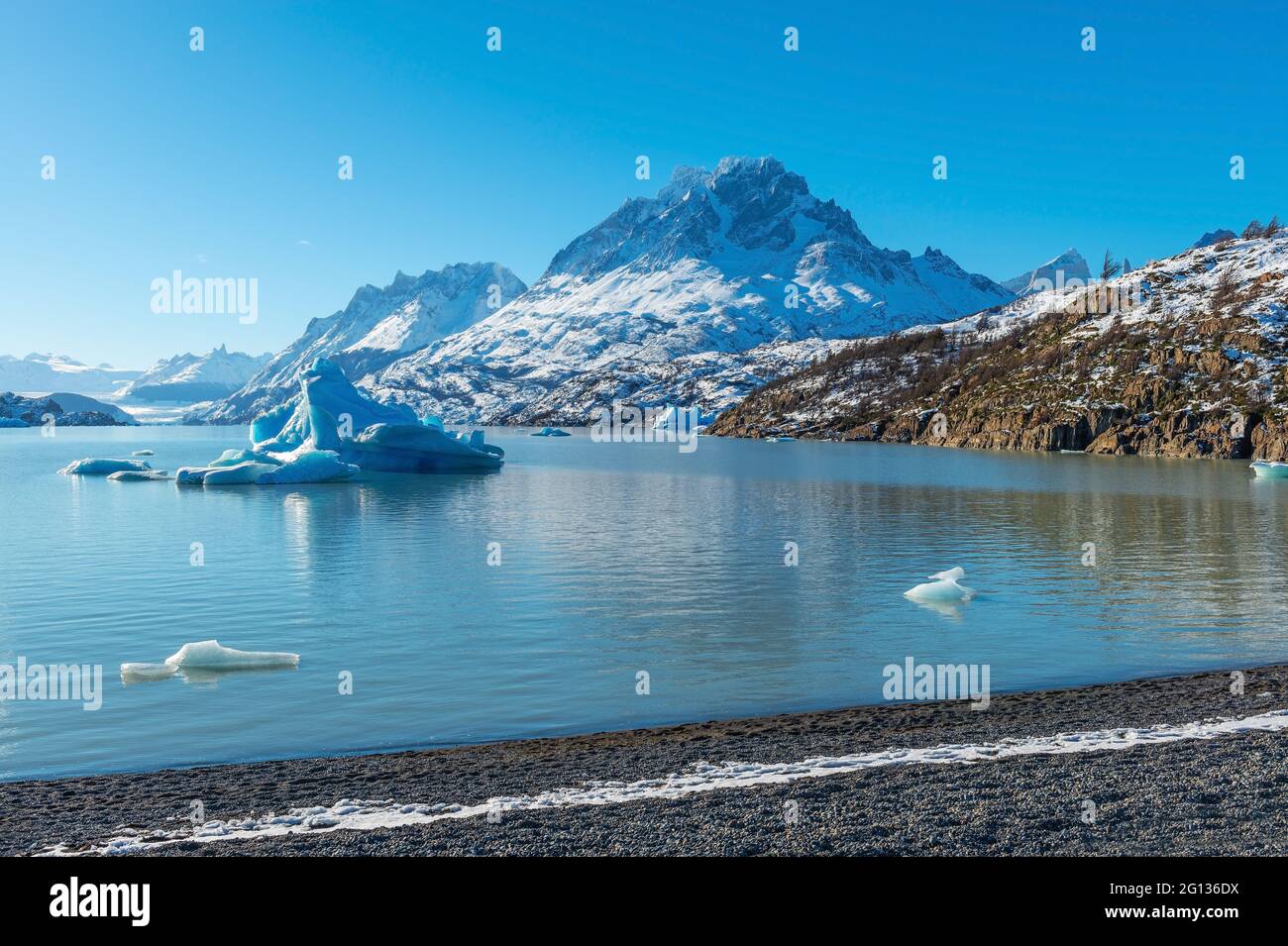 Lago Grey (Grey Lake) in inverno con iceberg e ghiacciaio Grey sullo sfondo, Torres del Paine parco nazionale, Patagonia, Cile. Foto Stock