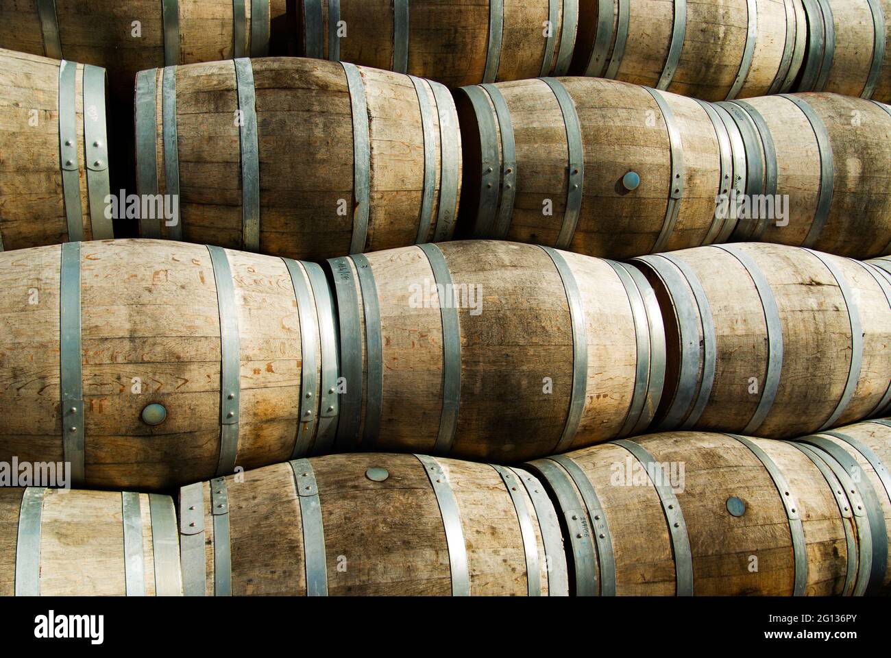 Botti di whisky vuote impilate in alto nella distilleria Bruichladdich sull'isola di Islay, Scozia. Foto Stock