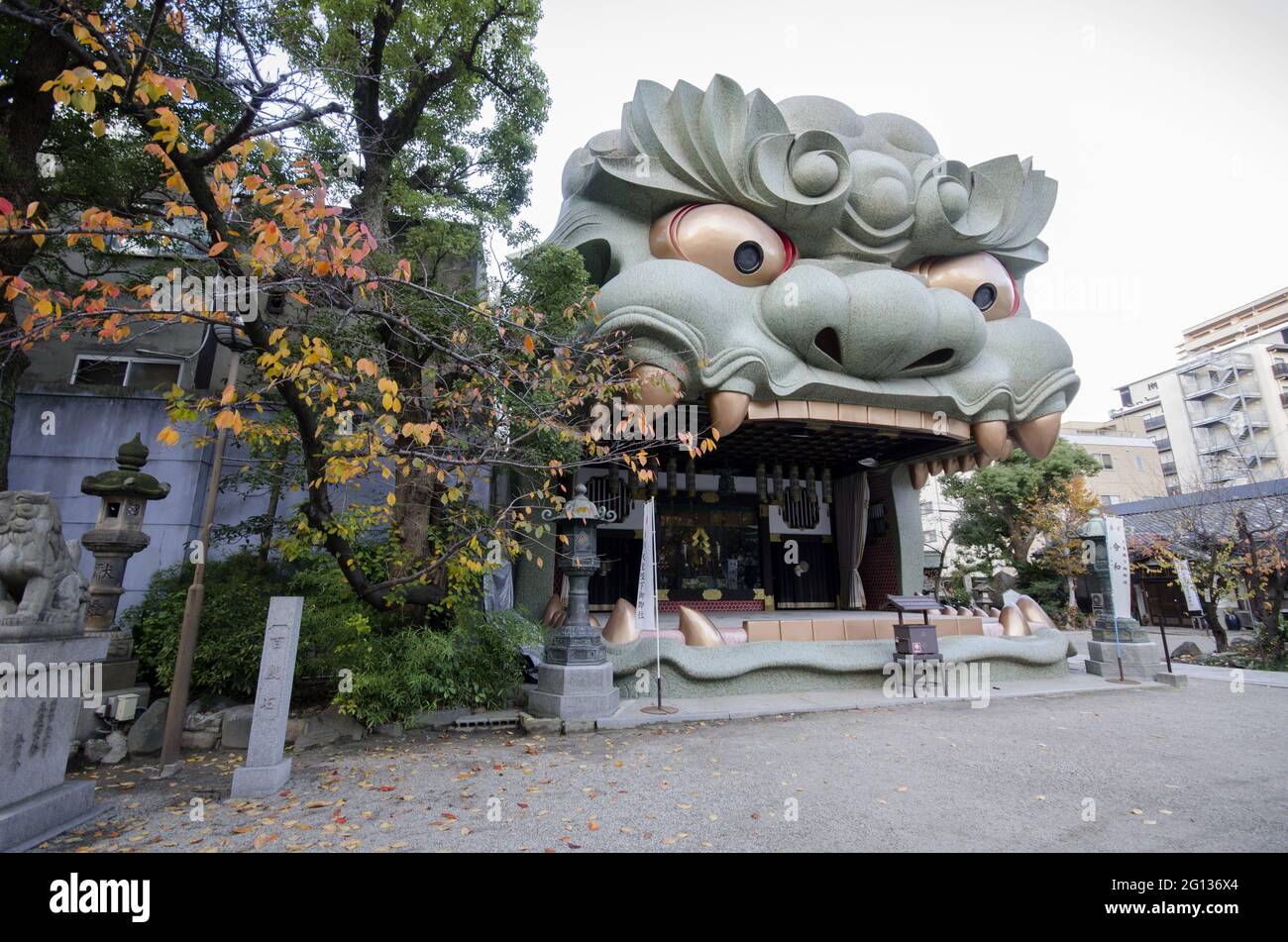 OSAKA, GIAPPONE - 10 Dic 2019: Osaka, Giappone - 03 Dic 2019: Santuario di Namba Yasaka con sala a forma di leone di Ema-Den ad Osaka, Giappone Foto Stock