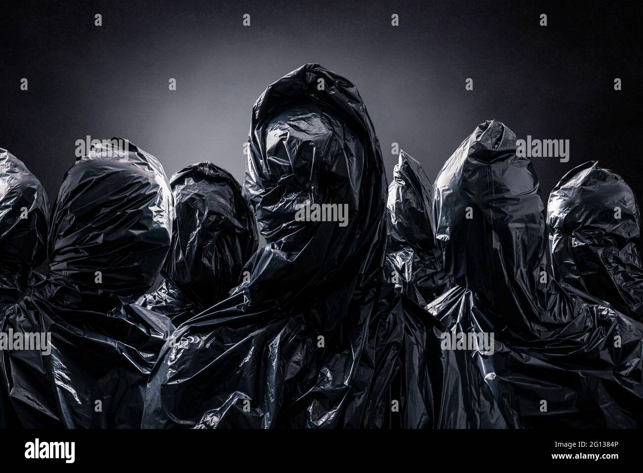 Gruppo di figure creepy su sfondo scuro nebby Foto Stock