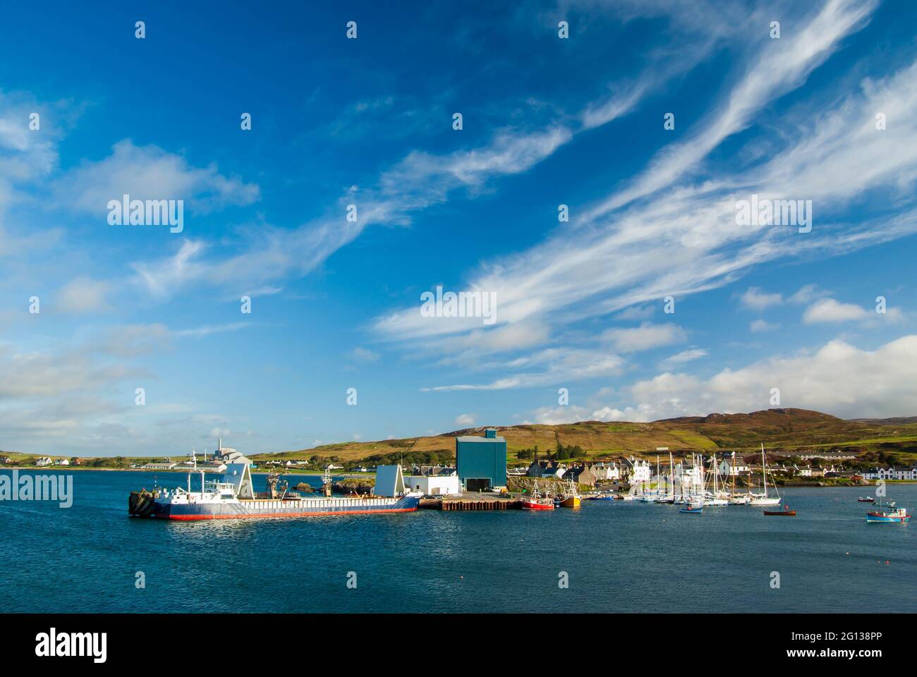 Una nave che scarica una partita di orzo a Port Ellen sull'isola di Islay, Scozia. Foto Stock