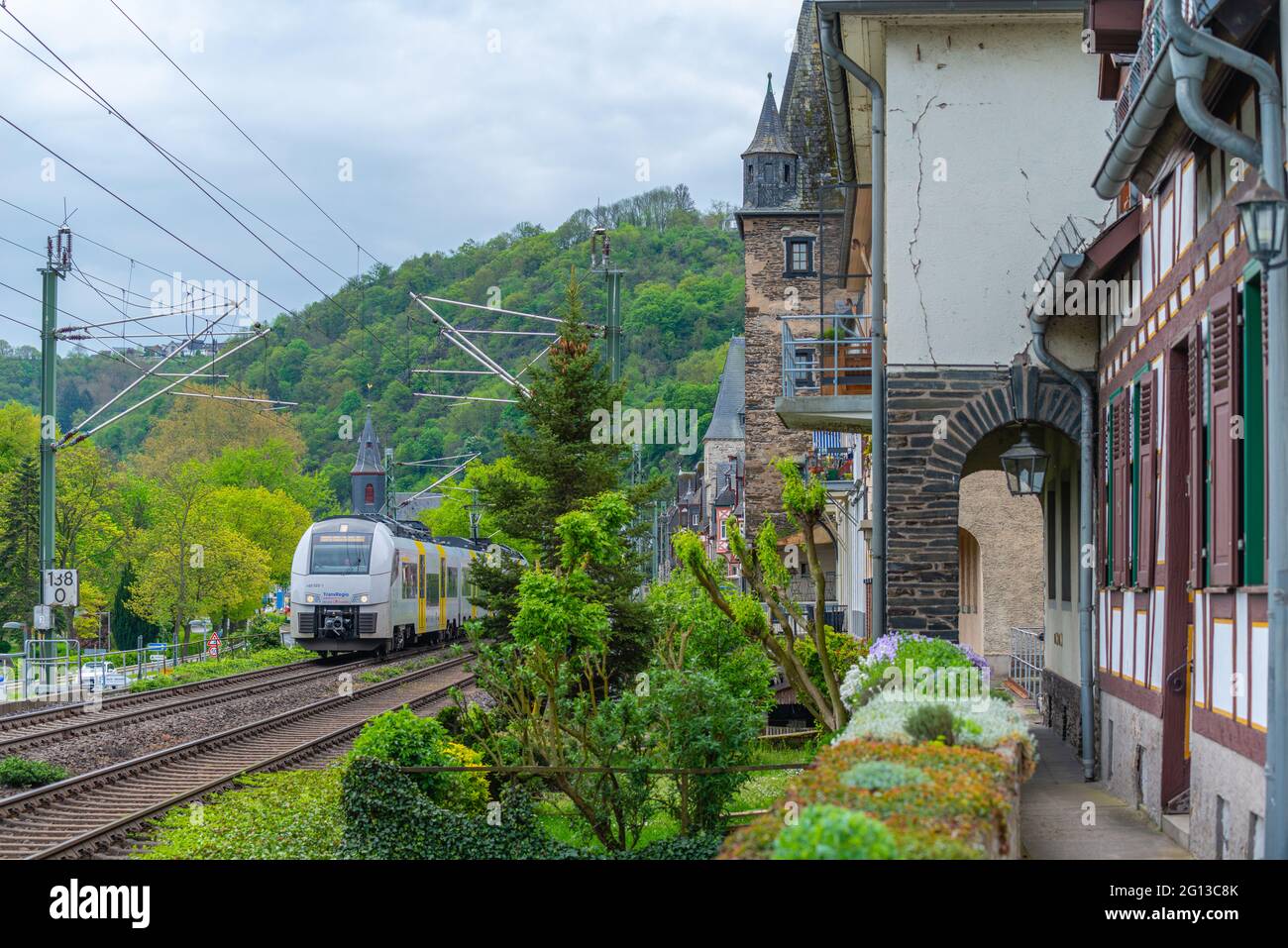 Le ferrovie sono vicine alle case nella stretta valle del Reno, Bacharach, alta Valle del Medio Reno, patrimonio mondiale dell'UNESCO, Renania-Palatinato, Germania Foto Stock