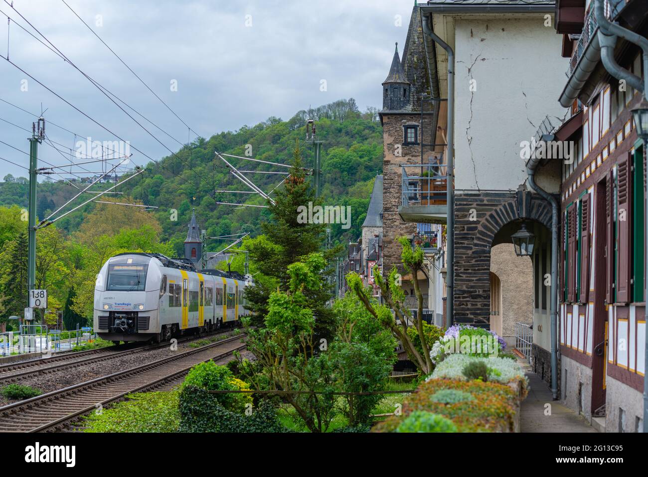 Le ferrovie sono vicine alle case nella stretta valle del Reno, Bacharach, alta Valle del Medio Reno, patrimonio mondiale dell'UNESCO, Renania-Palatinato, Germania Foto Stock
