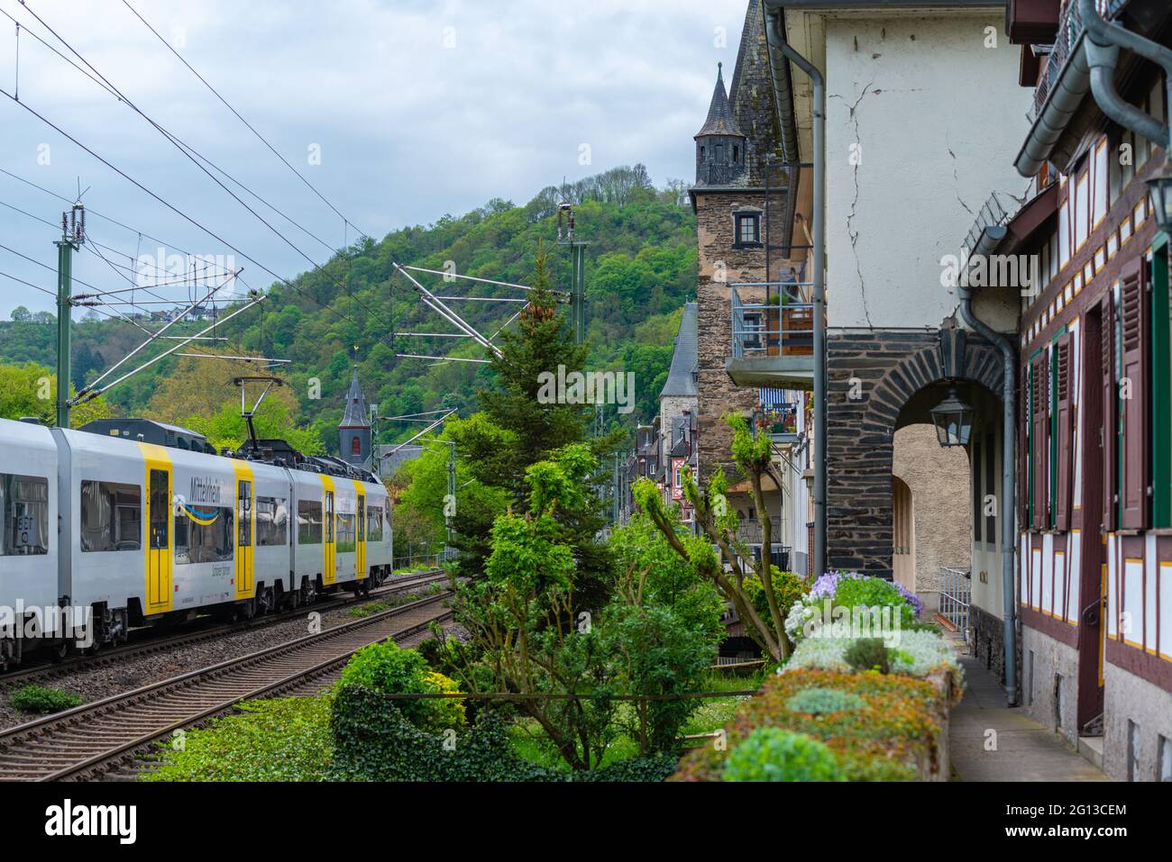 Le ferrovie sono vicine alle case nella stretta valle del Reno, Bacharach, alta Valle del Medio Reno, patrimonio mondiale dell'UNESCO, Renania-Palatinato, Germania Foto Stock
