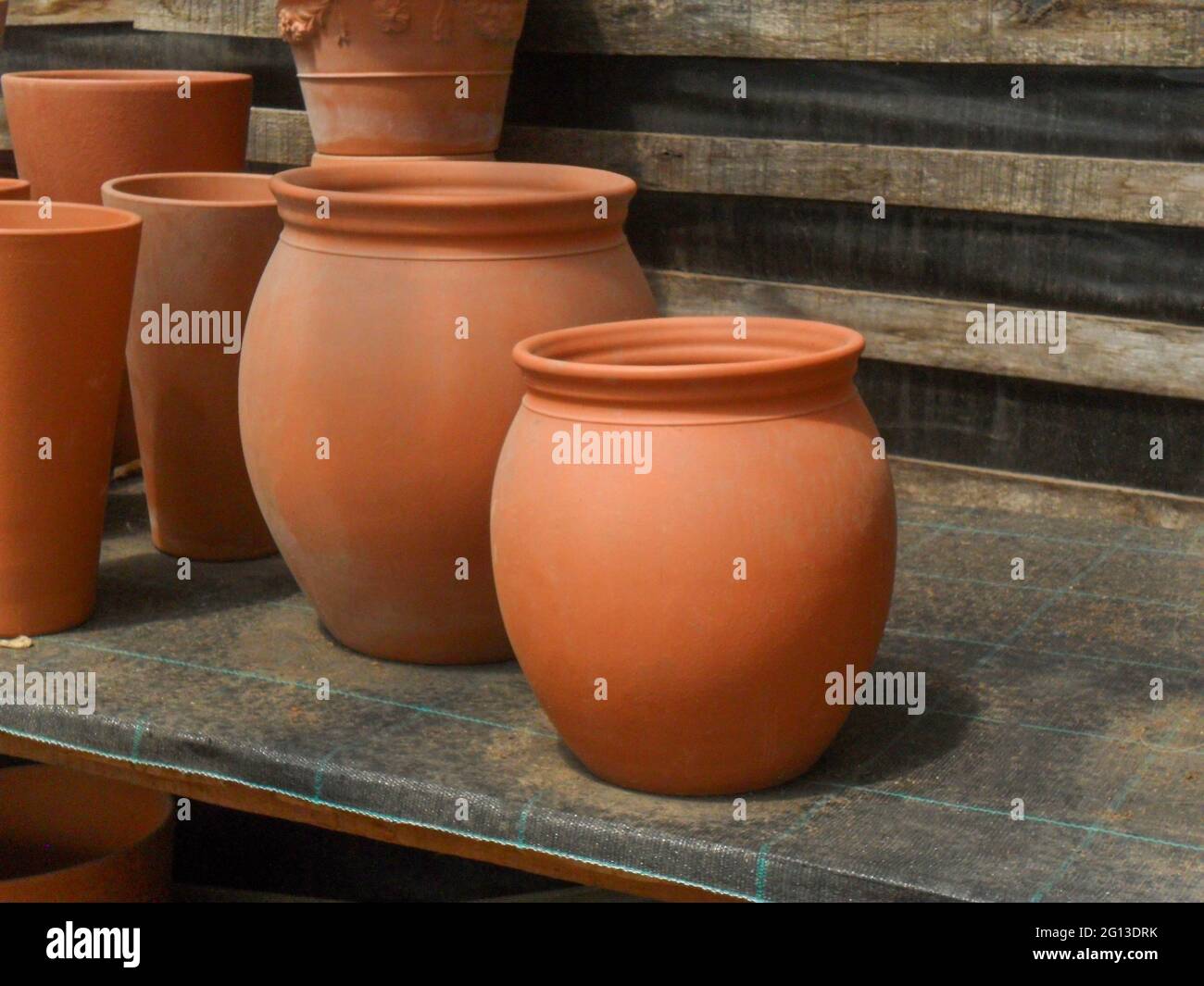 Grandi vasi di argilla per piante in diverse misure per la vendita su uno  scaffale Foto stock - Alamy