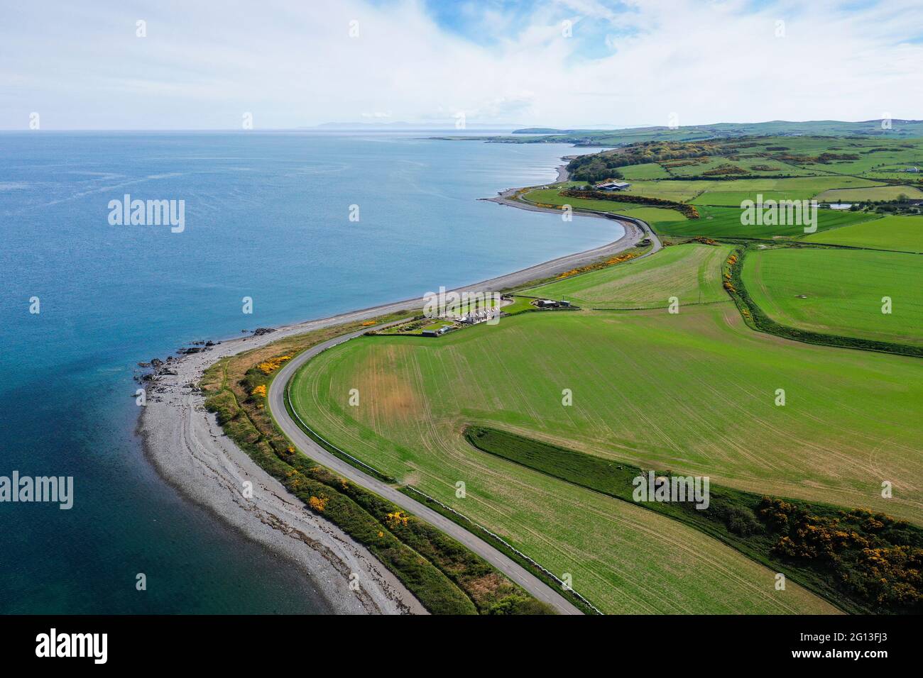 Vista aerea del drone della costa di luce Bay guardando a sud verso Drummore sul Mull of Galloway Foto Stock