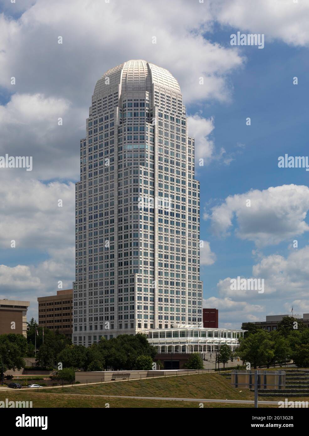 WINSTON-SALEM, NC, USA-1 GIUGNO 2021: 100 North Main St., conosciuta anche come Wells Fargo Center, in una giornata soleggiata e blu. Foto Stock WINSTON-SALEM, NC, USA-1 GIUGNO 2021: 100 North Main St., conosciuta anche come Wells Fargo Center, in una giornata soleggiata e blu. Foto Stock
