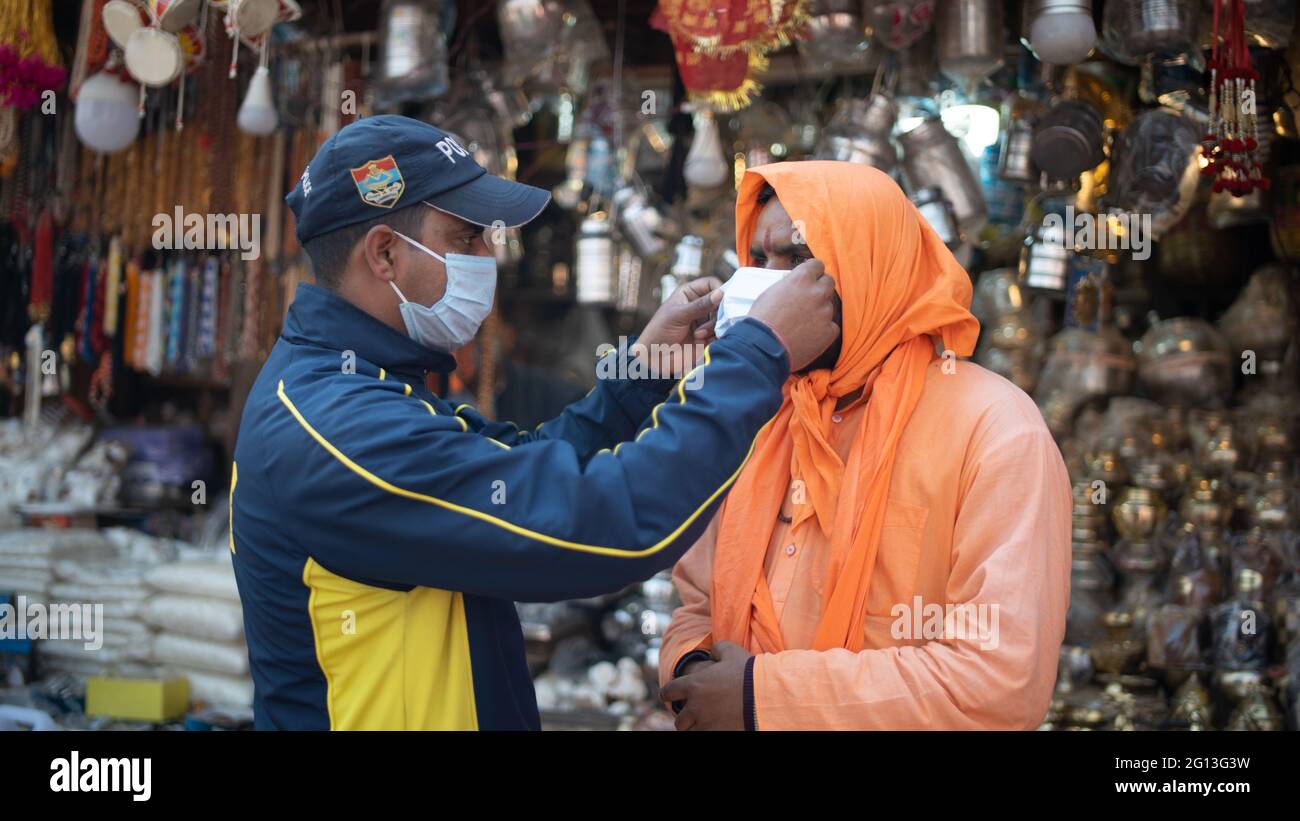 Haridwar, Uttarakhand India 06 aprile 2021. Poliziotti che diffonde consapevolezza della protezione da Coronavirus per rimanere al sicuro da Coronavirus durante Maha Kumbh 2021. Apple prores 422 filmati 4k di alta qualità. Foto Stock