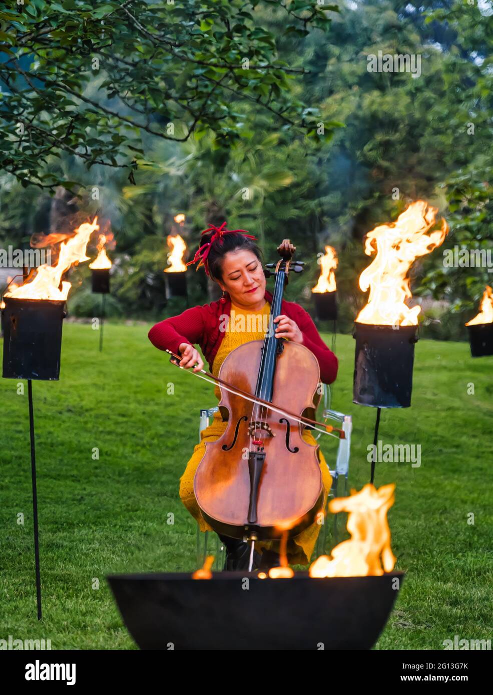 Su-a Lee violoncellista con la Scottish Chamber Orchestra al lancio del Festival Internazionale di Edimburgo, Royal Botanic Garden, Scozia, Regno Unito Foto Stock