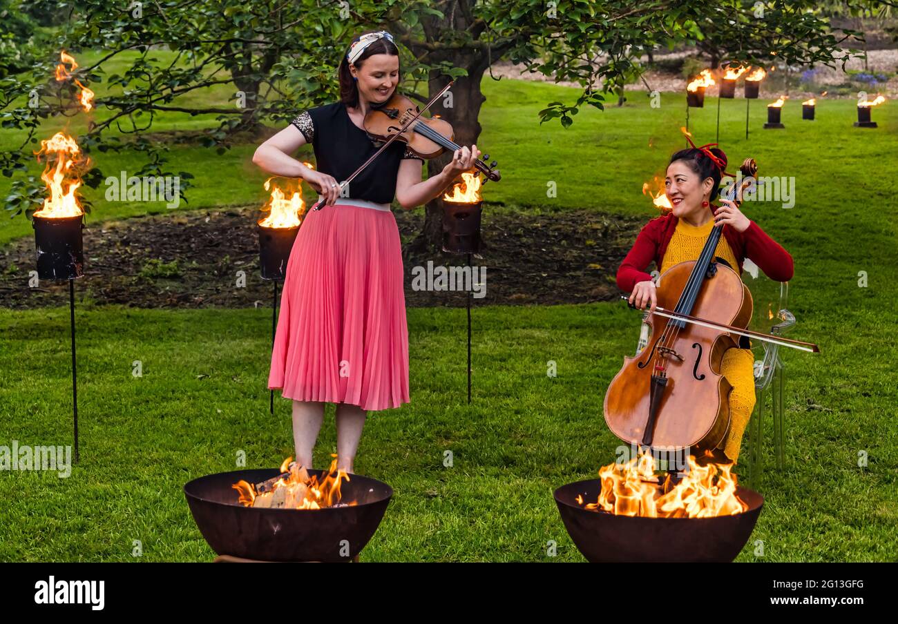 Jenna Reid in fiddle con il violoncellista su-a Lee al lancio del Festival Internazionale di Edimburgo, Royal Botanic Garden, Scozia, Regno Unito Foto Stock