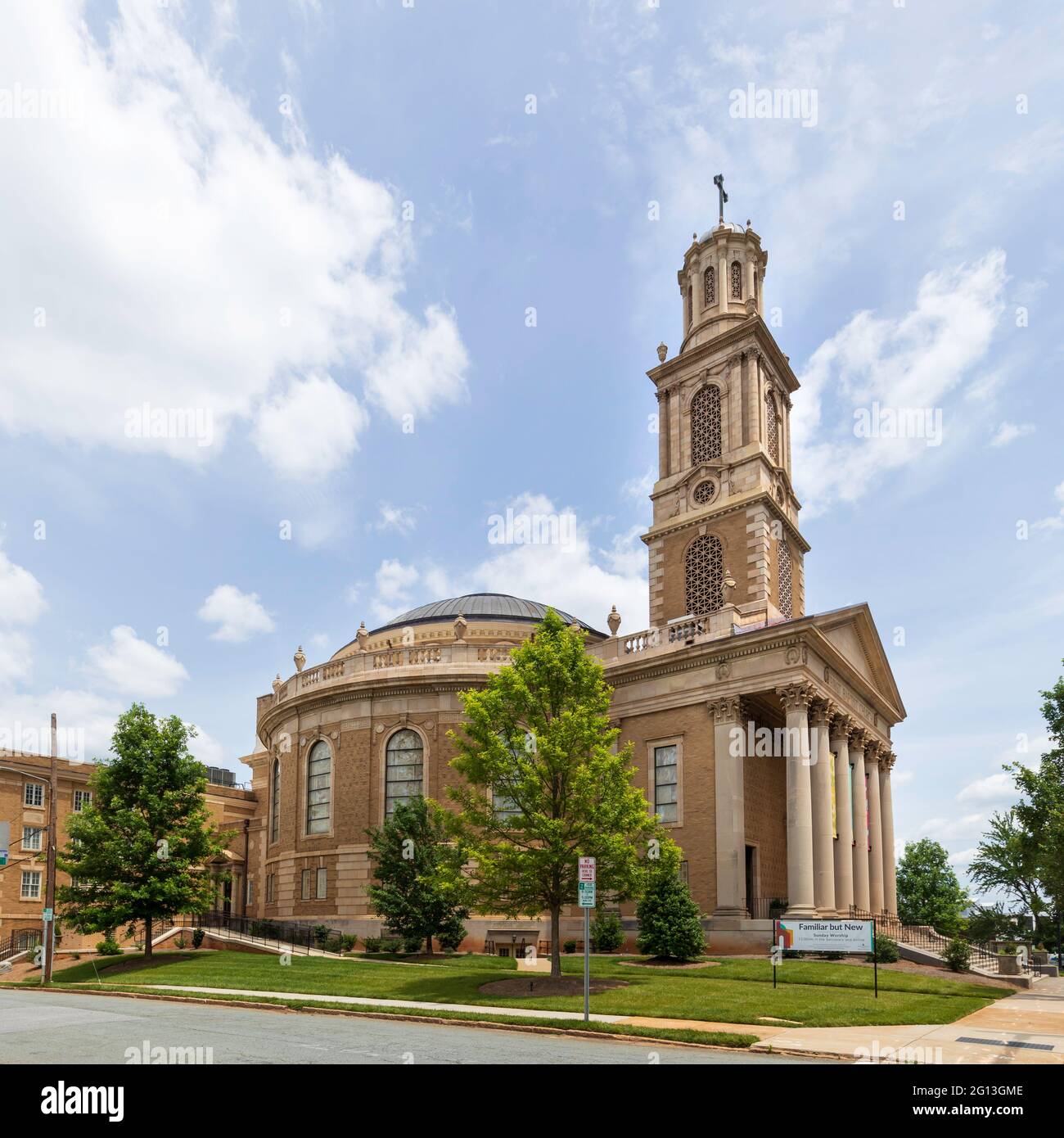 WINSTON-SALEM, NC, USA-1 GIUGNO 2021: Vista frontale diagonale della prima chiesa Battista, che mostra la torre campanaria e la rotonda in un giorno di cielo blu. Foto Stock