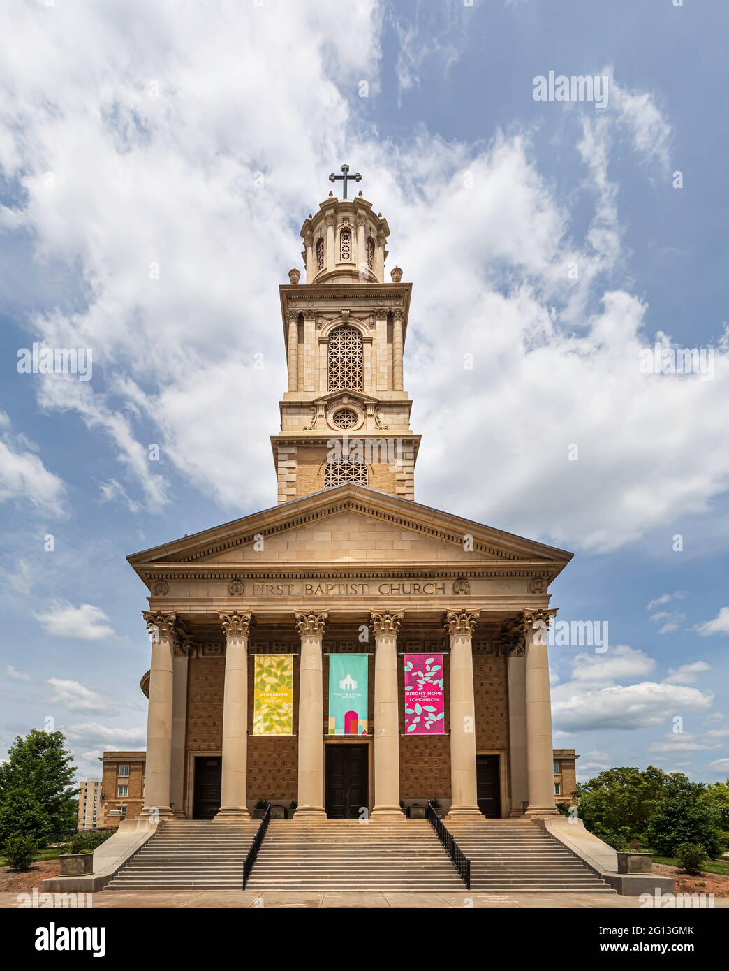 WINSTON-SALEM, NC, USA-1 GIUGNO 2021: Vista frontale della prima chiesa Battista, che mostra la torre campanaria e le colonne in un giorno di cielo blu. Foto Stock