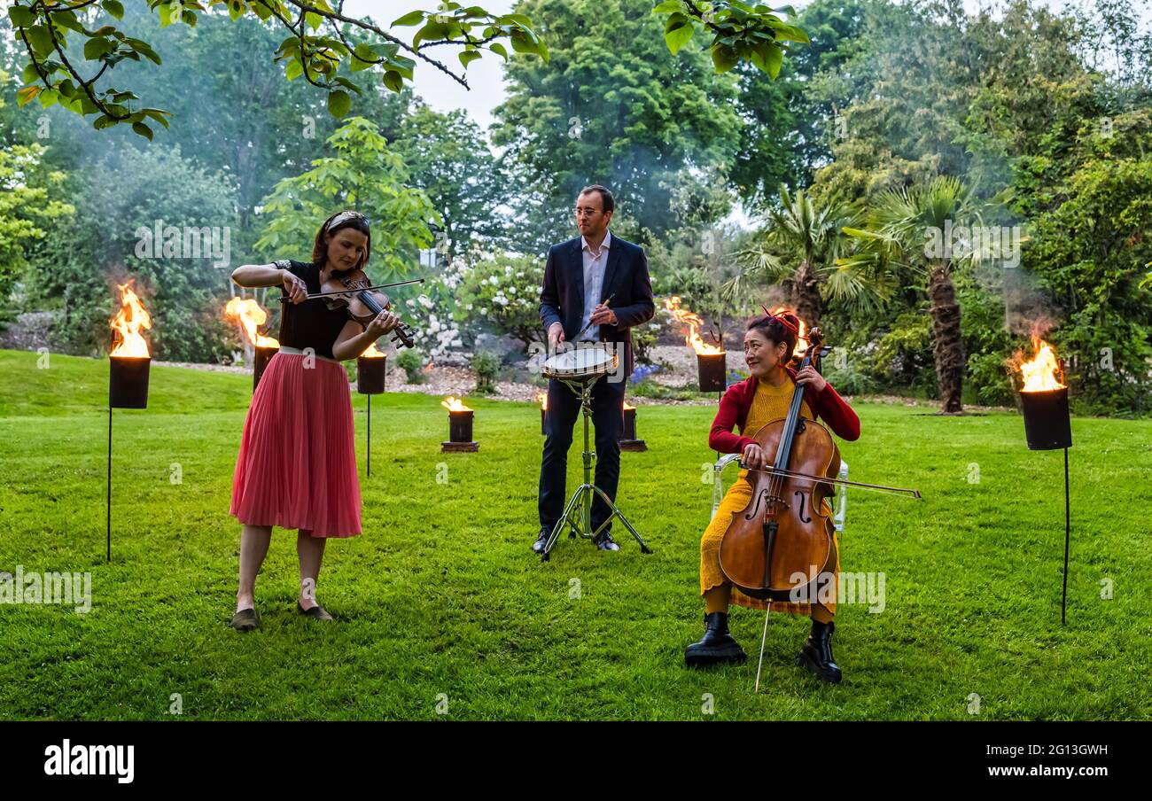 Jenna Reid su fiddle, su-a Lee violoncellista e percussionista di Iain Sandilands, lancio del Festival Internazionale di Edimburgo, Royal Botanic Garden, Scozia Foto Stock