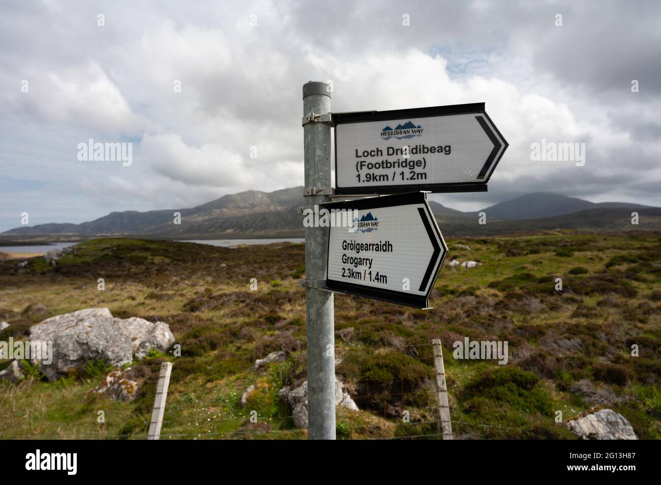 Ebridean Way segno presso la riserva naturale Loch Druidibeag in Sud Uist. Sfondo offuscato del paesaggio rurale e delle montagne. Giorno di sole, nessuna gente. Foto Stock
