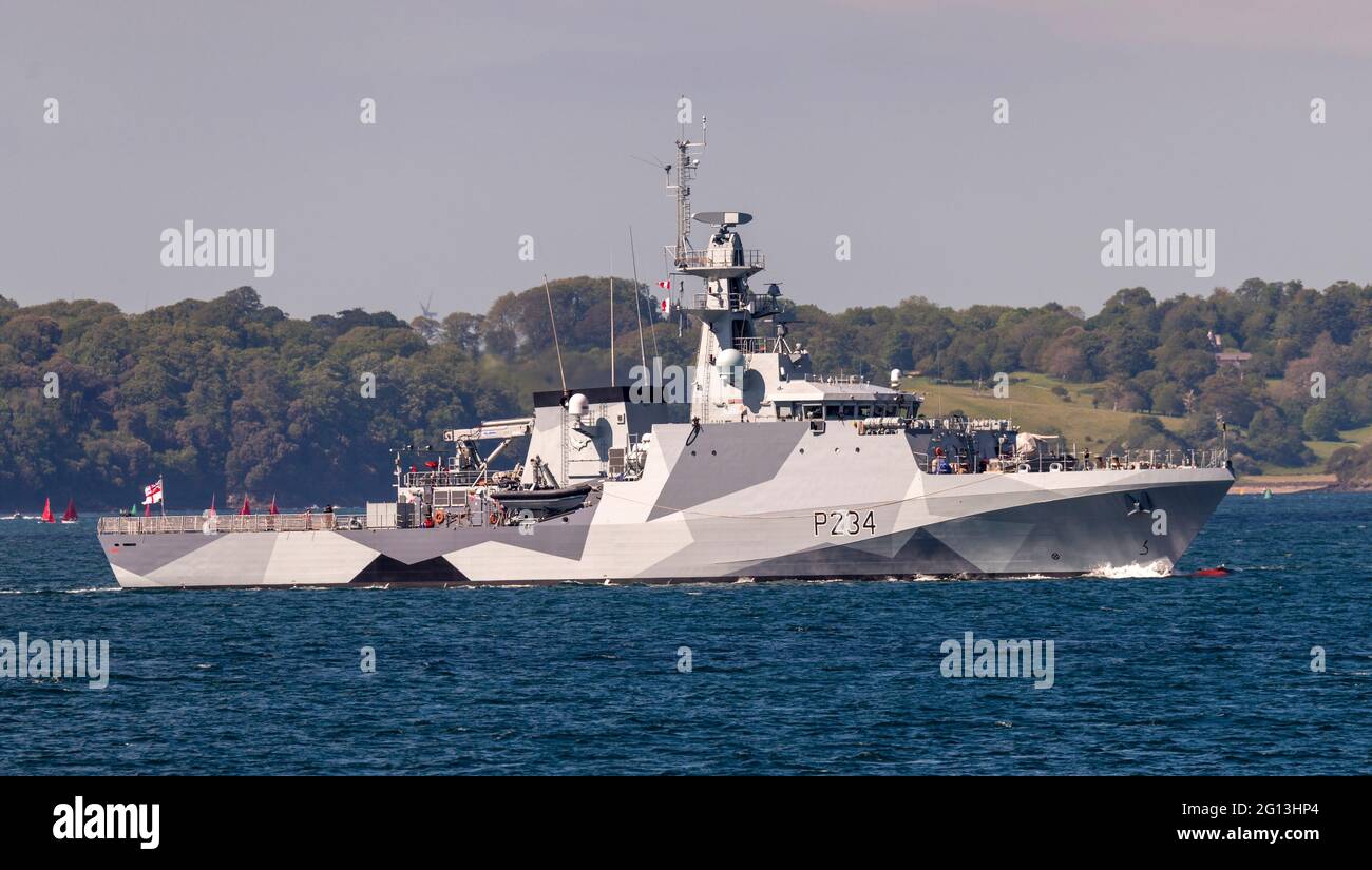 Falmouth, Regno Unito. 04 giugno 2021. L'iconico schema di vernice "Dazzle" in tempo di guerra è stato recentemente applicato a HMS Spey. Visto qui come HMS Spey lascia Falmouth Harbor lo schema è stato usato per la prima volta nella prima guerra mondiale, meno nella seconda guerra mondiale, forme contrastanti, angoli e colori sono stati ideati per rendere difficile per i sommergiatori misurare la direzione di viaggio e la velocità della nave. HMS Spey ora si unisce a HMS Tamar in questa livrea di guerra Credit: Bob Sharples/Alamy Live News Foto Stock