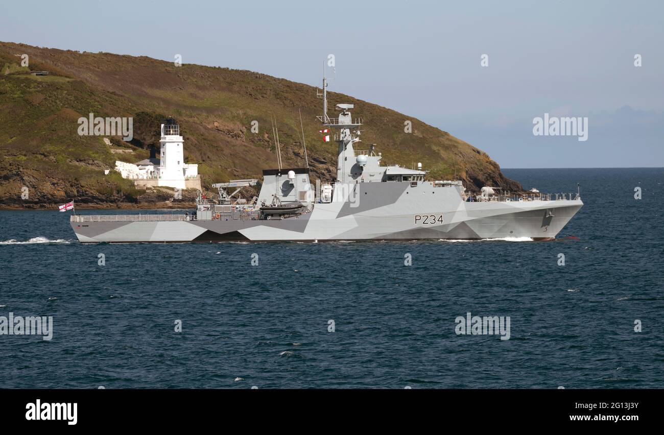 Falmouth, Regno Unito. 04 giugno 2021. L'iconico schema di vernice "Dazzle" in tempo di guerra è stato recentemente applicato a HMS Spey. Visto qui come HMS Spey lascia Falmouth Harbor lo schema è stato usato per la prima volta nella prima guerra mondiale, meno nella seconda guerra mondiale, forme contrastanti, angoli e colori sono stati ideati per rendere difficile per i sommergiatori misurare la direzione di viaggio e la velocità della nave. HMS Spey ora si unisce a HMS Tamar in questa livrea di guerra Credit: Bob Sharples/Alamy Live News Foto Stock