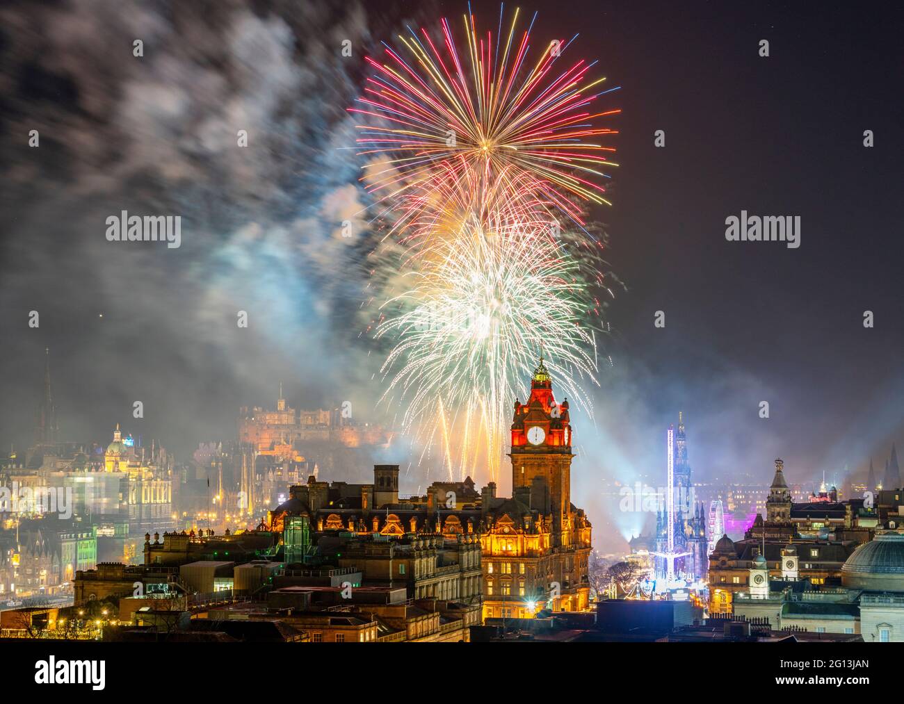 Fuochi d'artificio sul Castello di Edimburgo a Hogmanay (vigilia di Capodanno) a Edimburgo, Scozia, Regno Unito Foto Stock